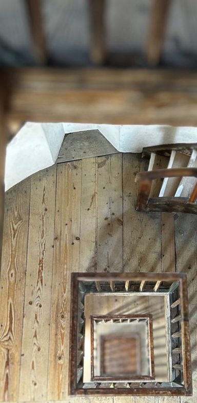 Treppe Holztreppe mit spiralförmigem Verlauf und sichtbaren Holzmaserungen.