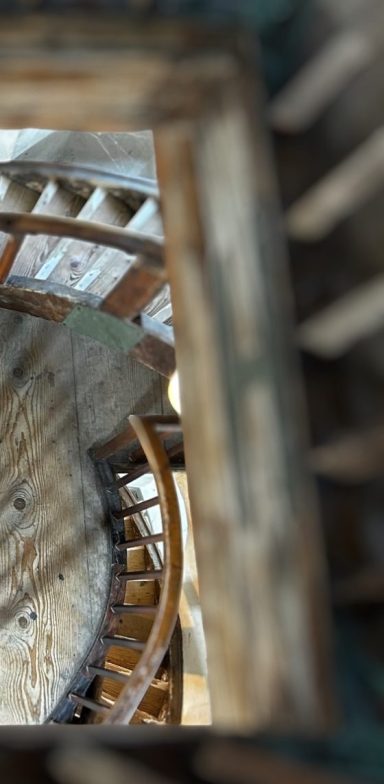 Treppe Blick von oben auf eine spiralige Holztreppe in einem historischen Gebäude.
